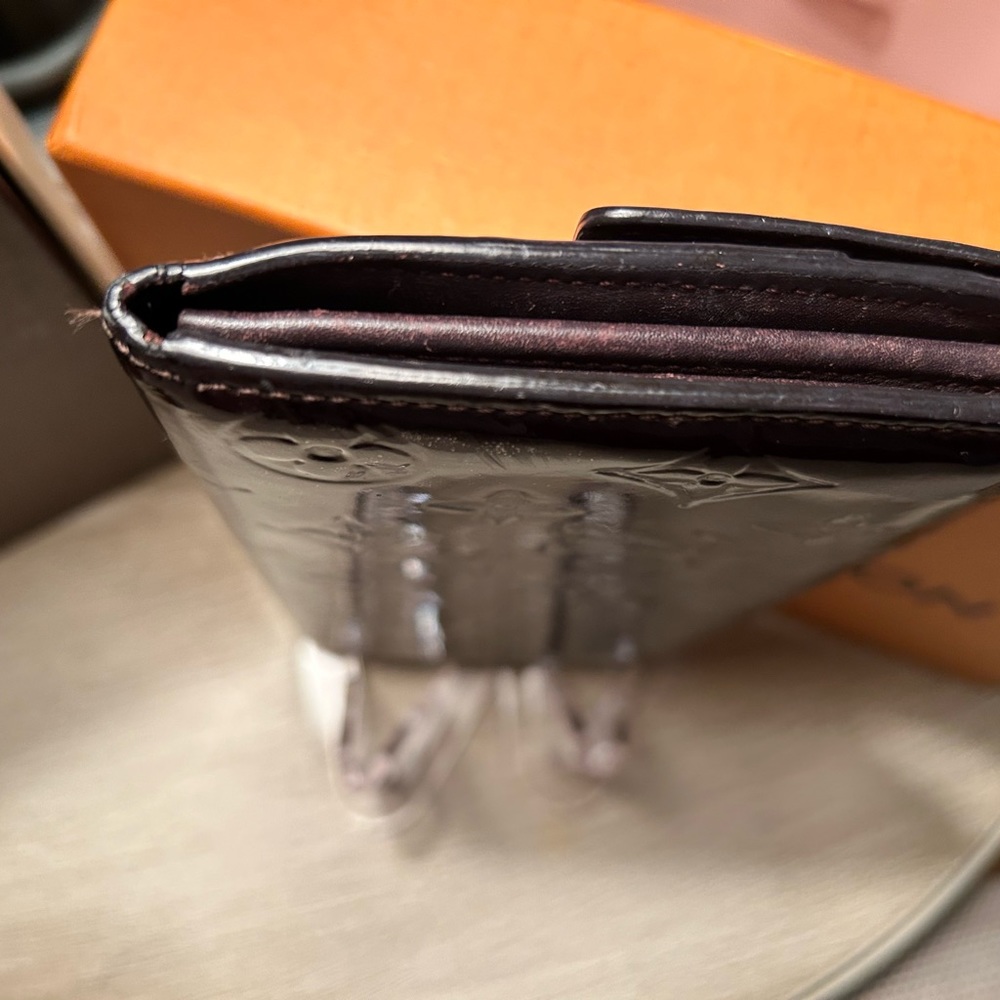 LOUIS VUITTON ‘Amarante Monogram Vernis Sarah’ Wallet. Beautiful patent leather! - Picture 6 of 9